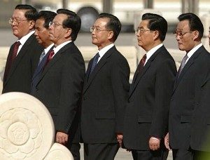 Chinas Staatspräsident Hu Jintao (2.v.r.) und Ministerpräsident Wen Jiabao (3.v.r.) und andere hohe KP-Funktionäre. Machtkämpfe hinter verschlossenen Mienen. (