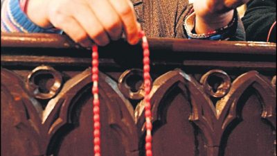 Zehn Polizisten springen über die Kirchenmauer