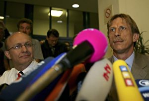 Christoph Daum neben seinem Arzt Dr. Jochen Wustrow während seiner Pressekonferenz im  St Elisabeth Krankenhaus. (