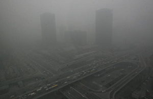 Straßenszene in Peking am 20.11.2006. Viele Autobahnen sind geschlossen. (
