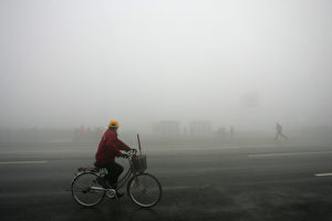 Nicht nur Peking, sondern auch andere Städte in Nordchina, wie Zhengzhou, die Hauptstadt der Provinz Henan, lagen am 20.11.2006 im Smog. Die Menschen auf der anderen Straßenseite waren nur noch undeutlich zu erkennen. (