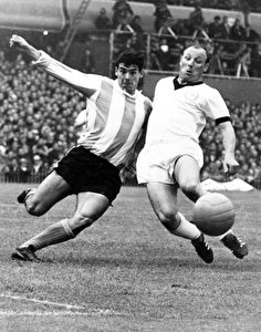 Uwe Seeler beim Weltmeisterschaftsspiel gegen Argentinien am 16. Juli 1966 in Birmingham (0:0). Links der Argentinier Jose Albrecht. (