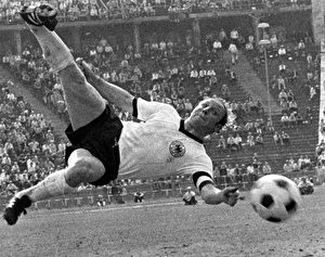 Uwe Seeler beim Fußballländerspiel Deutschland gegen Irland am 9. Mai 1970 in Berlin. (