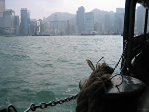 Verändertes Stadtbild: Hochragende Glasfassaden und die stählerne Skyline, ein nie endendes Symbol für Hongkongs Reichtum und Fortschritt. (