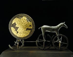 Der Sonnenwagen von Trundholm in der Ausstellung „Pferdeopfer-Reiterkrieger“. (