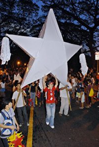 „Binde deinen Karren an einen Stern“, sagte Leonardo da Vinci. Hier tun das Studenten in Manila beim alljährlichen Laternenfest am 15. Dezember. (