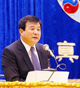 Li Hongzhi, der Begründer von Falun Gong, am 26. 2. 2006 bei einer Konferenz in Los Angeles. (