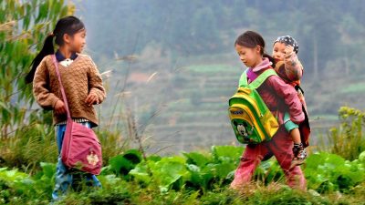 Ein kleines Mädchen in den Bergen von Guizhou ….