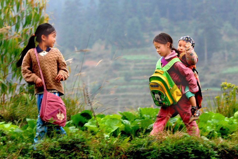 Ein kleines Mädchen in den Bergen von Guizhou ….