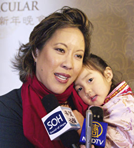 Die Nachrichtensprecherin des CBS 2, Cindy Hsu, mit ihrer Tochter, besuchte die Premiere der globalen Gala zum chinesischen Neujahr im Radio City Music Hall in New York . (