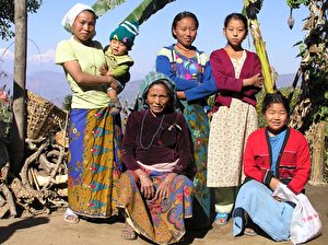 Gruppenbild mit Kind: Die Frauen von Chintang im Osten Nepals.
