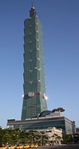 Der überwältigende architektonische Entwurf des Gebäudes Taipei 101, mit seinen 101 Stockwerken ist eines der größten weltweit. Die Aufzüge darin sind die schnellsten der Welt, sie erreichen innerhalb von nur 37 Sekunden das 89. Stockwerk! (Foto - Daniel Ulrich)

