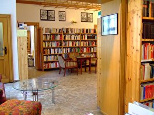 Eine warme Atmosphäre ermöglicht Begegnungen inmitten der reich bestückten Büchersammlung. (