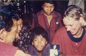 Gabriele Baring 1983 im Haus eines tibetischen Lamas in Nepal an der Grenze zu Tibet bei journalistischen Recherchen für die Zeitschrift Merian. (
