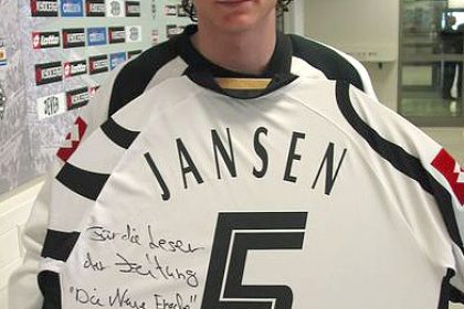 Handsigniertes Trikot von Fußball-Jungstar Jansen zu gewinnen