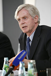 David Kilgour, ehemaliger Staatssekretär Kanadas für den Asien-Pazific-Raum, ehemaliger Staatsanwalt und Abgeordneter. (