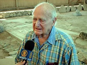 Avshalom Yakobi hat die Synagoge durch einen netten Zufall nahe seines Kibbutz entdeckt und selbst Hand angelegt, um sie wieder ans Tageslicht zu bringen. (Yana Falik/EPT)