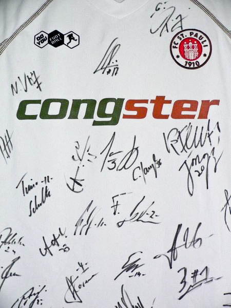 Gewinnen Sie ein Trikot des FC St. Pauli mit den Unterschriften der Spieler!