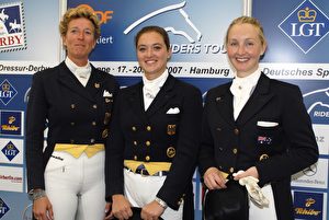 Die Siegerinnen des Hamburger Dressur-Derbys 2007:  1. Platz: Ellen Schulten-Baumer aus Deutschland (mitte), 2. Platz Heike Kemmer (links) und 3. Platz Kristy Oatley.  (Horst Knüppel)