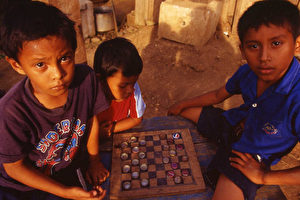 Spielende Kinder in El Castillo. (