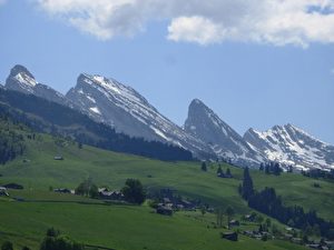 Die verschneiten Bergspitzen der Churfirsten und des Säntis.