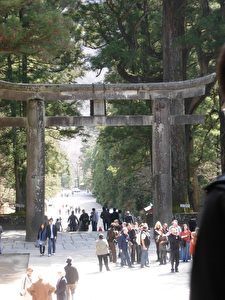Das steinerne Tor zum Rinno-ji Tempel. In früheren Zeiten durfte das gewöhnliche Volk nur bis hierhin gehen.