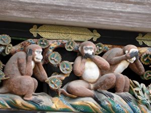 "Nichts Böses sprechen, hören oder sehen" symbolisieren diese geschnitzten Affen an einem Stall.