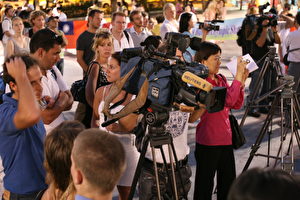 Immer mehr Publikum umringt die Presse bei der Eröffnungsfeier zum Fackellauf für Menschenrechte am Abend des 9. August. (