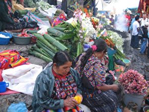 Eine Touristenattraktion: der sonntägliche farbenprächtige Markt von Chichicastenango. Die Treppe der Kathedrale Santo Tomás quillt über vor Blumen- und Weihrauchspenden. Während von der Kanzel die Messe gelesen wird, beten die Bauern vom Land ihren Gott an: kniend an einem selbst gebastelten Kerzenaltar auf dem Boden.