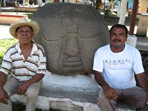 In Lademocracía zeugen kolossale steinerne Menschenköpfe, wegen ihrer Gesichtsbildung baby faces genannt, von der Hochkultur der Olmeken (1100-400 v. Chr.).