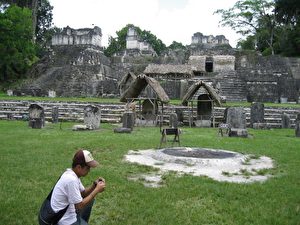 Großer Jaguar, Tempel der Masken, Mundo Perdido, Zwillingspyramiden sind die Highlights der Maya-Ruinenstadt Tikal (600 v. Chr. bis 900 n. Chr.) im Norden Guatemalas.