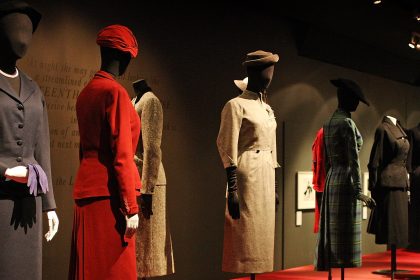 Ausstellung feiert Mode-Jahrzehnt des vorigen Jahrhunderts
