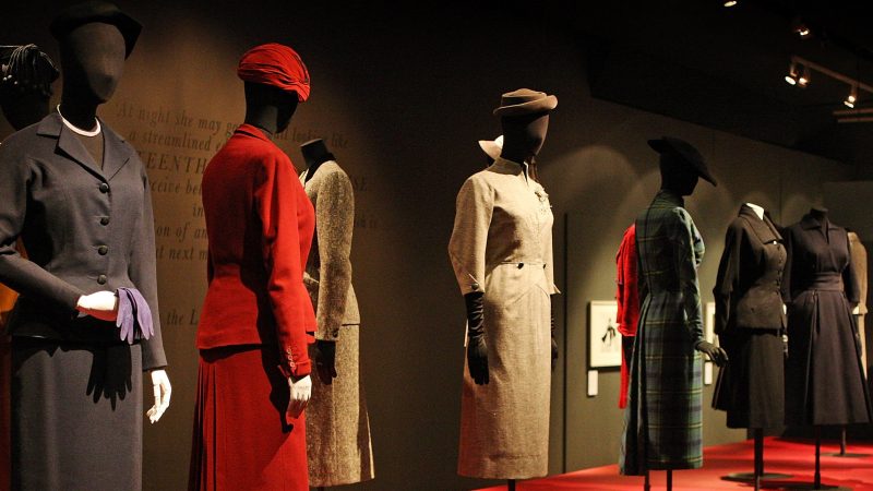 Ausstellung feiert Mode-Jahrzehnt des vorigen Jahrhunderts