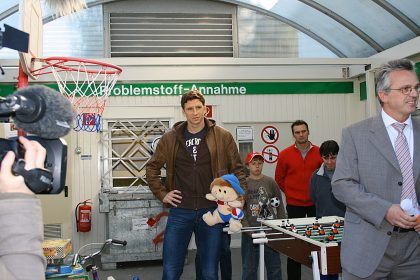 Spielzeugspende in geschickte Hände