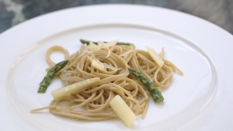 Lecker und ballaststoffreich: Vollkorn Spaghetti mit Spargel und Parmesan
