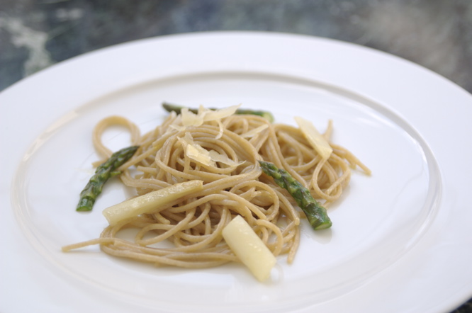 Lecker und ballaststoffreich: Vollkorn Spaghetti mit Spargel und Parmesan