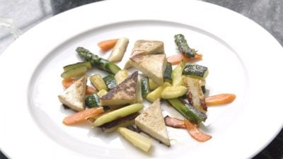 Fleischlos glücklich: Tofugemüse mit Spargel dazu Zucchini und Karotten