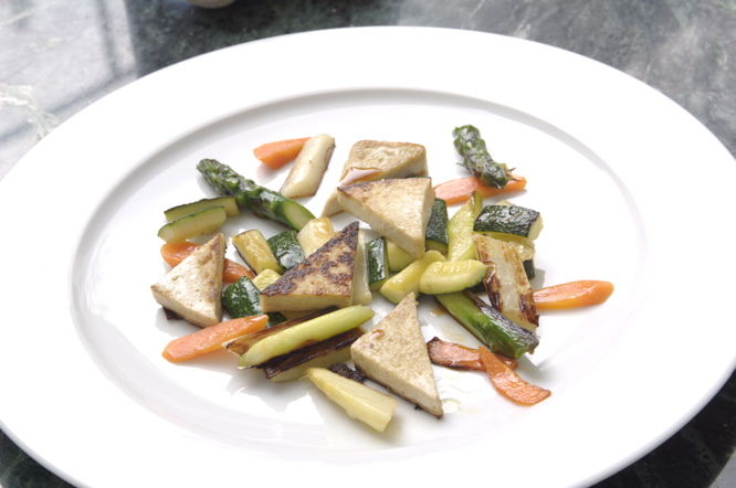Fleischlos glücklich: Tofugemüse mit Spargel dazu Zucchini und Karotten
