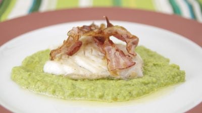 Fisch-Rezept: Wels oder Waller auf Olivenöl- Erbsenpüree mit Knusperspeck