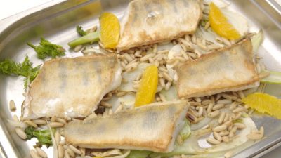 Fisch-Rezept: Zander auf Fenchelgemüse dazu Pinienkerne und Orangen