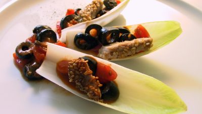 Fleischlos glücklich: Chicoréeboats mit Tomaten, dazu Oliven und Sesamtofu