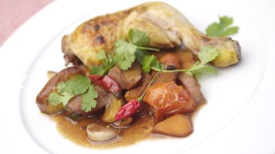 Klassik-Rezept: Coq au vin – Huhn in Rotwein geschmort mit Gemüse