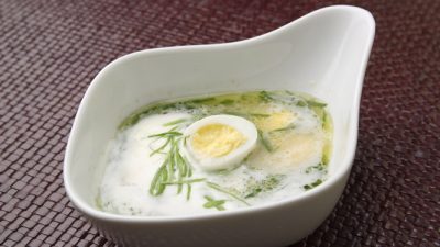 Fleischlos glücklich: Sauerampfersuppe mit Wachtelei