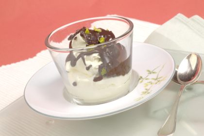 Süß und gesund: Schwarz-weißes Schokoladendessert