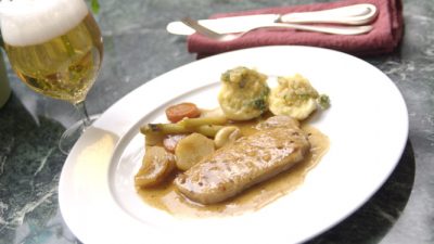 Klassik-Rezept: Schweinebraten mit Pflaumen und Kartoffelknödel