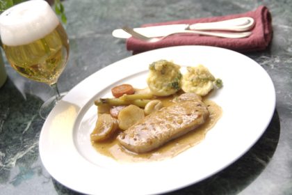 Klassik-Rezept: Schweinebraten mit Pflaumen und Kartoffelknödel