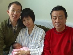 Hu Jia (links) mit seiner Frau, ihrem neu geborenem Kind, und dem demokratischen Aktivisten Chi Zhiyong. (