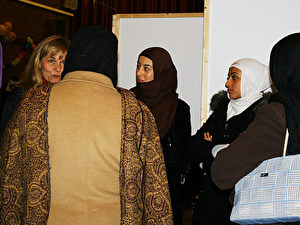 Sylvia Canel (FDP) im Gespräch mit Ahmadiyya-Muslimas über Männer, Frauen und Kopftücher. (Heike Soleinsky)