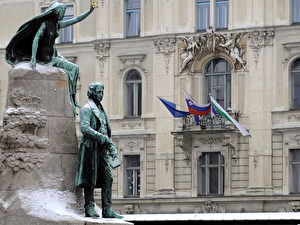 Neben der slowenischen Fahne hängen in Laibach vermehrt auch EU-Fahnen. (