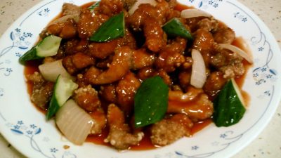 Süßsaures Schweinefilet mit Paprika und Gurken